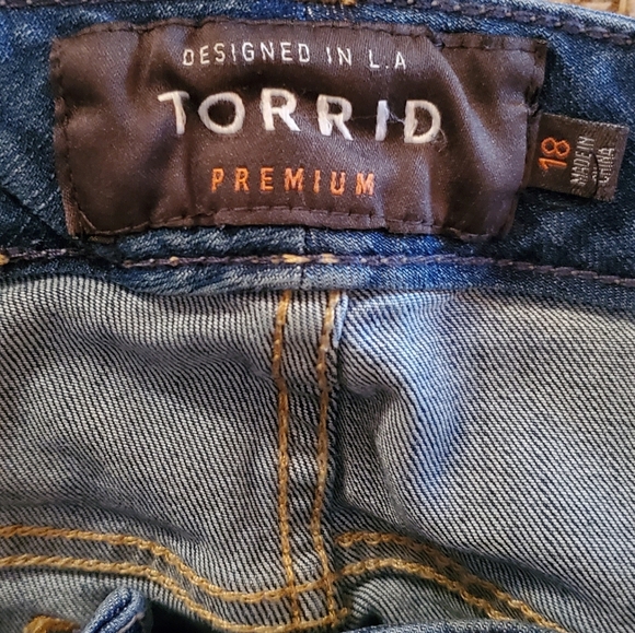 💖Host Pick💖Torrid Crop Jeans - Picture 4 of 9